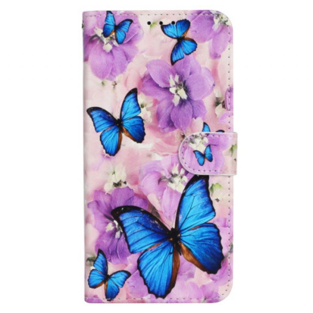 Lederhüllen iPhone 16 Blaue Schmetterlinge Und Lila Blumen Mit Riemen